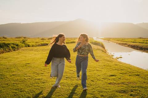 felipe-lopes-fotografia-fotografo-em-osorio-ensaio-de-15-quinze-anos-book-externo-em-osorio-na-natureza-com-a-familia-contra-luz-por-do-sol'