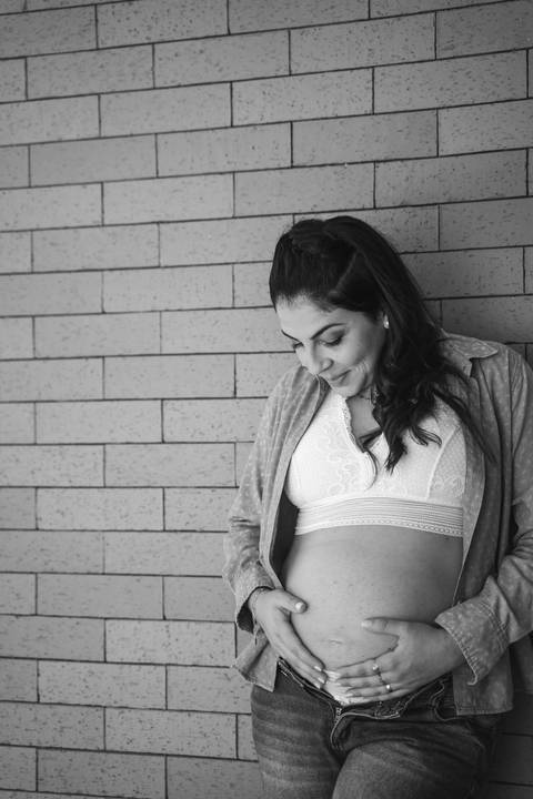 felipe-lopes-fotografia-fotografo-em-osorio-ensaio-de-gestante-em-casa-interno-em-osorio'