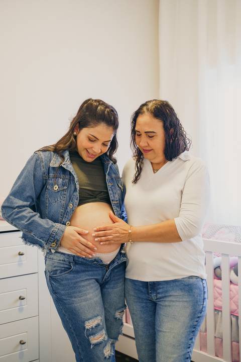 felipe-lopes-fotografia-fotografo-em-osorio-ensaio-de-gestante-em-casa-interno-em-osorio-com-a-familia'