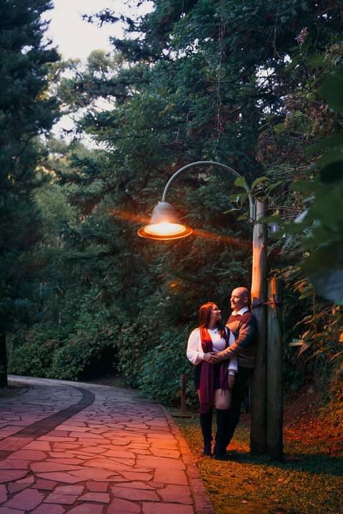 felipe-lopes-fotografia-fotografo-em-osorio-ensaio-de-casal-pre-wedding-em-gramando-rio-grande-do-sul-externo-na-natureza-no-lago-negro-no-centro'