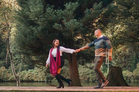 felipe-lopes-fotografia-fotografo-em-osorio-ensaio-de-casal-pre-wedding-em-gramando-rio-grande-do-sul-externo-na-natureza-no-lago-negro-no-centro'