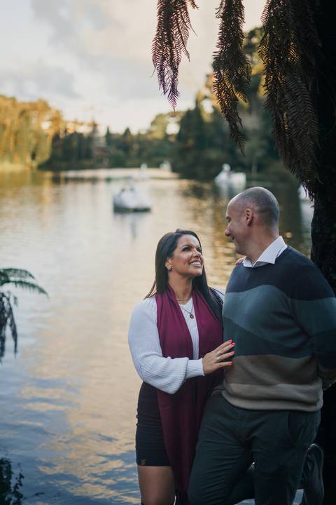 felipe-lopes-fotografia-fotografo-em-osorio-ensaio-de-casal-pre-wedding-em-gramando-rio-grande-do-sul-externo-na-natureza-no-lago-negro-no-centro'