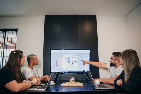 felipe-lopes-fotografia-fotografo-em-osorio-ensaio-empresarial-corporativo-de-empresa-de-assessoria-de-marketing-em-novo-hamburgo-rs-em-escritorio'