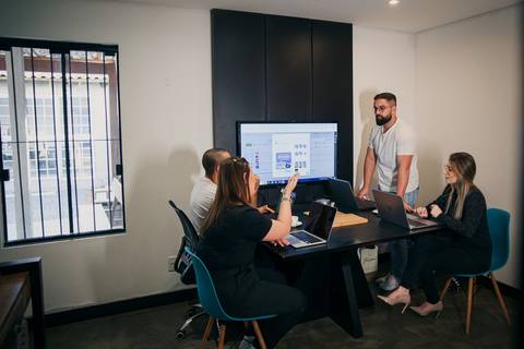 felipe-lopes-fotografia-fotografo-em-osorio-ensaio-empresarial-corporativo-de-empresa-de-assessoria-de-marketing-em-novo-hamburgo-rs-em-escritorio'