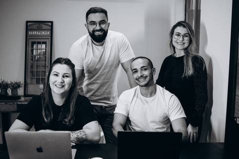 felipe-lopes-fotografia-fotografo-em-osorio-ensaio-empresarial-corporativo-de-empresa-de-assessoria-de-marketing-em-novo-hamburgo-rs-em-escritorio'