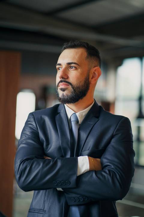 felipe-lopes-fotografia-fotografo-em-osorio-ensaio-empresarial-advogado-biblioteca-terno-camisa-casa-do-conde'