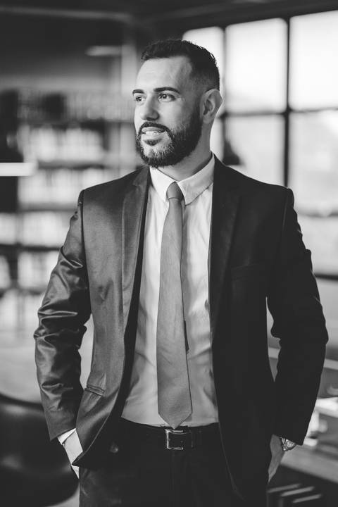 felipe-lopes-fotografia-fotografo-em-osorio-ensaio-empresarial-advogado-biblioteca-terno-camisa-casa-do-conde'