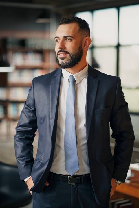 felipe-lopes-fotografia-fotografo-em-osorio-ensaio-empresarial-advogado-biblioteca-terno-camisa-casa-do-conde'