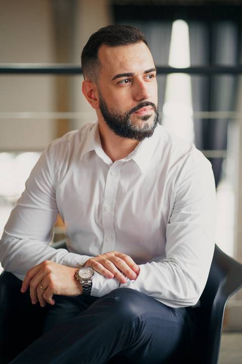 felipe-lopes-fotografia-fotografo-em-osorio-ensaio-empresarial-advogado-biblioteca-terno-camisa-casa-do-conde'