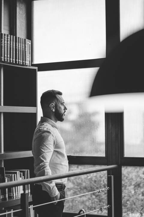 felipe-lopes-fotografia-fotografo-em-osorio-ensaio-empresarial-advogado-biblioteca-terno-camisa-casa-do-conde'