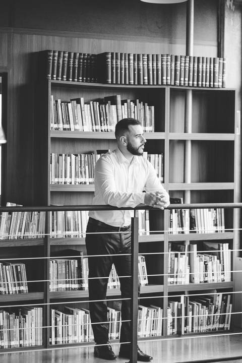 felipe-lopes-fotografia-fotografo-em-osorio-ensaio-empresarial-advogado-biblioteca-terno-camisa-casa-do-conde'