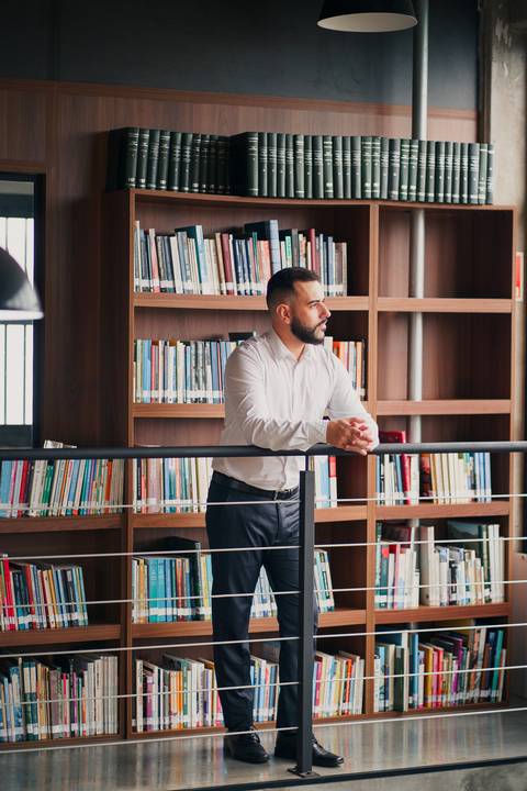 felipe-lopes-fotografia-fotografo-em-osorio-ensaio-empresarial-advogado-biblioteca-terno-camisa-casa-do-conde'
