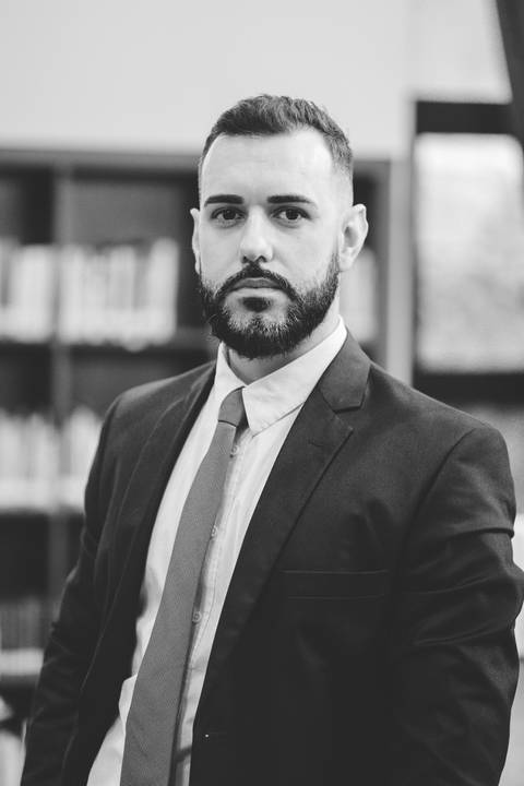 felipe-lopes-fotografia-fotografo-em-osorio-ensaio-empresarial-advogado-biblioteca-terno-camisa-casa-do-conde'