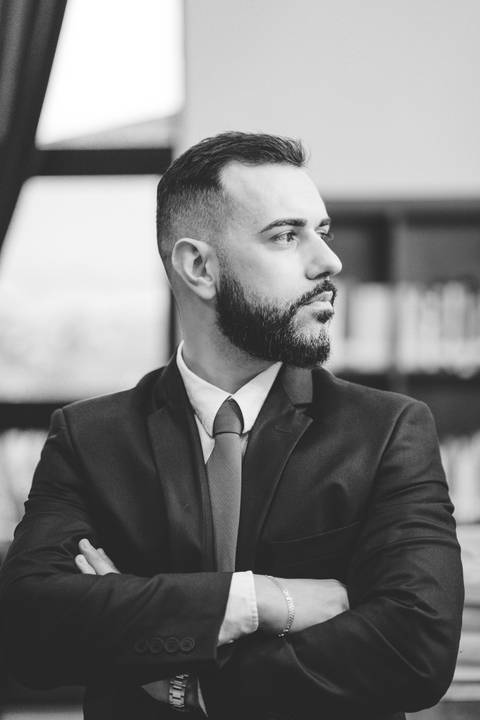 felipe-lopes-fotografia-fotografo-em-osorio-ensaio-empresarial-advogado-biblioteca-terno-camisa-casa-do-conde'