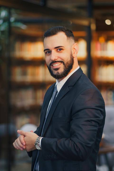 felipe-lopes-fotografia-fotografo-em-osorio-ensaio-empresarial-advogado-biblioteca-terno-camisa-casa-do-conde'