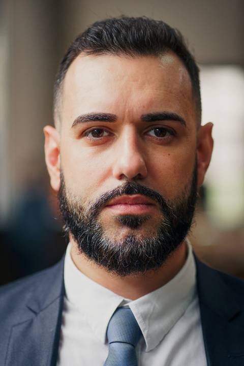 felipe-lopes-fotografia-fotografo-em-osorio-ensaio-empresarial-advogado-biblioteca-terno-camisa-casa-do-conde'