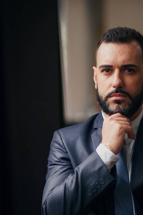 felipe-lopes-fotografia-fotografo-em-osorio-ensaio-empresarial-advogado-biblioteca-terno-camisa-casa-do-conde'