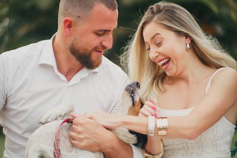 fotografo-em-osorio-felipe-lopes-fotografia-ensaio-de-casal-externo-na-natureza-com-cachorro-pet-em-tramandai-condominio-marina-park-residence'