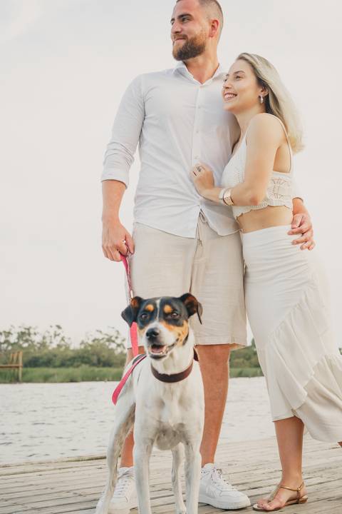 fotografo-em-osorio-felipe-lopes-fotografia-ensaio-de-casal-externo-na-natureza-com-cachorro-pet-em-tramandai-condominio-marina-park-residence'