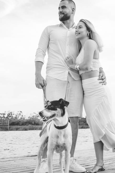 fotografo-em-osorio-felipe-lopes-fotografia-ensaio-de-casal-externo-na-natureza-com-cachorro-pet-em-tramandai-condominio-marina-park-residence'