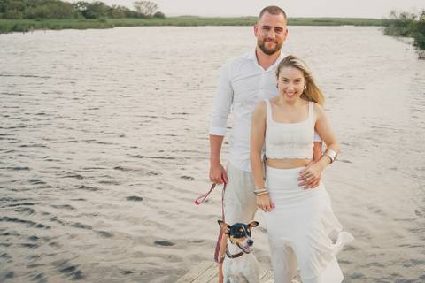 fotografo-em-osorio-felipe-lopes-fotografia-ensaio-de-casal-externo-na-natureza-com-cachorro-pet-em-tramandai-condominio-marina-park-residence'