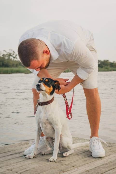 fotografo-em-osorio-felipe-lopes-fotografia-ensaio-de-casal-externo-na-natureza-com-cachorro-pet-em-tramandai-condominio-marina-park-residence'