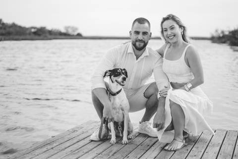 fotografo-em-osorio-felipe-lopes-fotografia-ensaio-de-casal-externo-na-natureza-com-cachorro-pet-em-tramandai-condominio-marina-park-residence'