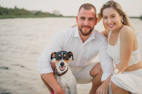 fotografo-em-osorio-felipe-lopes-fotografia-ensaio-de-casal-externo-na-natureza-com-cachorro-pet-em-tramandai-condominio-marina-park-residence'