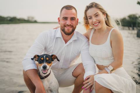fotografo-em-osorio-felipe-lopes-fotografia-ensaio-de-casal-externo-na-natureza-com-cachorro-pet-em-tramandai-condominio-marina-park-residence'
