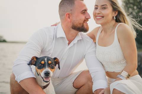 fotografo-em-osorio-felipe-lopes-fotografia-ensaio-de-casal-externo-na-natureza-com-cachorro-pet-em-tramandai-condominio-marina-park-residence'