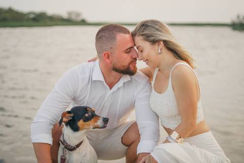 fotografo-em-osorio-felipe-lopes-fotografia-ensaio-de-casal-externo-na-natureza-com-cachorro-pet-em-tramandai-condominio-marina-park-residence'