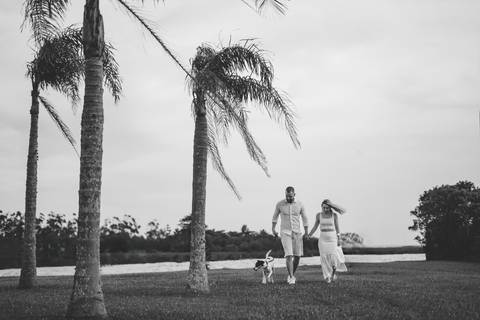 fotografo-em-osorio-felipe-lopes-fotografia-ensaio-de-casal-externo-na-natureza-com-cachorro-pet-em-tramandai-condominio-marina-park-residence'