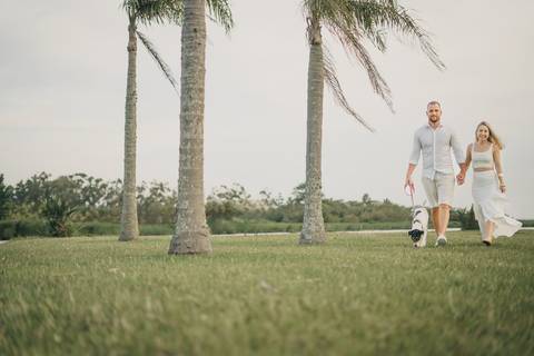 fotografo-em-osorio-felipe-lopes-fotografia-ensaio-de-casal-externo-na-natureza-com-cachorro-pet-em-tramandai-condominio-marina-park-residence'