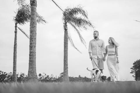 fotografo-em-osorio-felipe-lopes-fotografia-ensaio-de-casal-externo-na-natureza-com-cachorro-pet-em-tramandai-condominio-marina-park-residence'