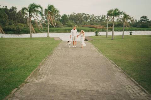 fotografo-em-osorio-felipe-lopes-fotografia-ensaio-de-casal-externo-na-natureza-com-cachorro-pet-em-tramandai-condominio-marina-park-residence'