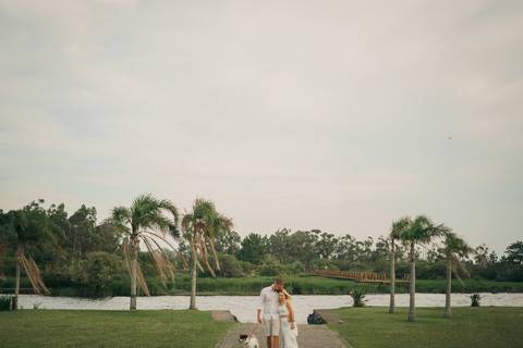 fotografo-em-osorio-felipe-lopes-fotografia-ensaio-de-casal-externo-na-natureza-com-cachorro-pet-em-tramandai-condominio-marina-park-residence'