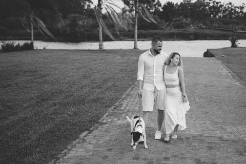 fotografo-em-osorio-felipe-lopes-fotografia-ensaio-de-casal-externo-na-natureza-com-cachorro-pet-em-tramandai-condominio-marina-park-residence'
