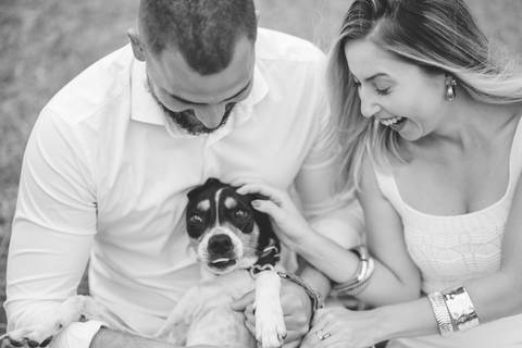 fotografo-em-osorio-felipe-lopes-fotografia-ensaio-de-casal-externo-na-natureza-com-cachorro-pet-em-tramandai-condominio-marina-park-residence'