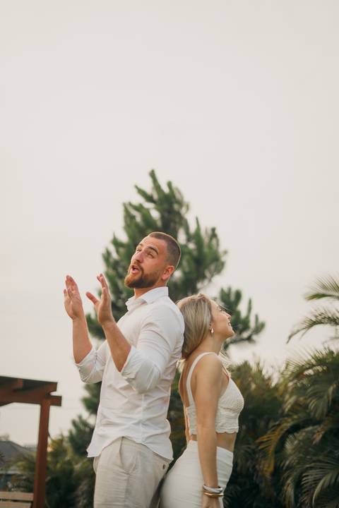 fotografo-em-osorio-felipe-lopes-fotografia-ensaio-de-casal-externo-na-natureza-com-cachorro-pet-em-tramandai-condominio-marina-park-residence'