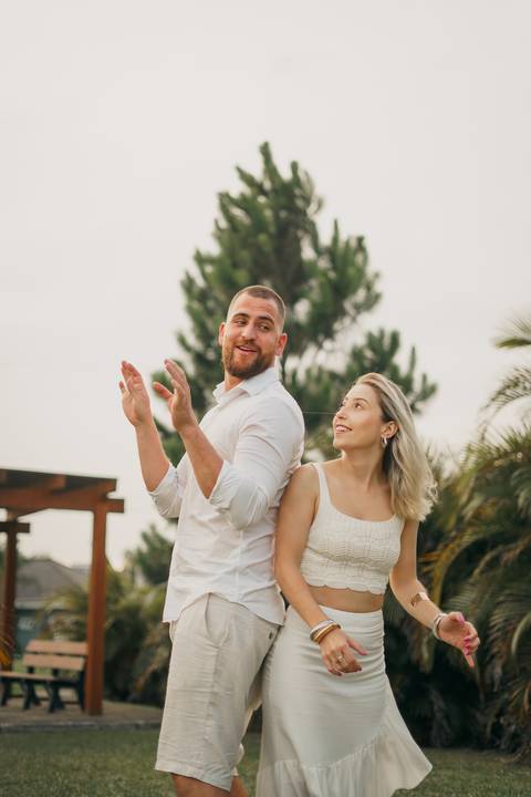 fotografo-em-osorio-felipe-lopes-fotografia-ensaio-de-casal-externo-na-natureza-com-cachorro-pet-em-tramandai-condominio-marina-park-residence'