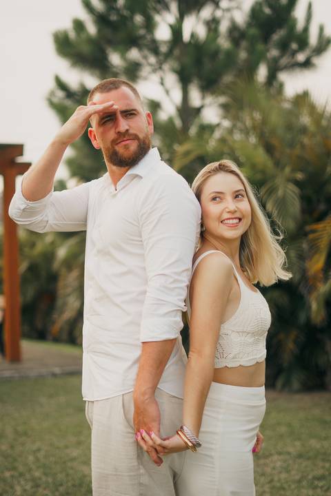 fotografo-em-osorio-felipe-lopes-fotografia-ensaio-de-casal-externo-na-natureza-com-cachorro-pet-em-tramandai-condominio-marina-park-residence'