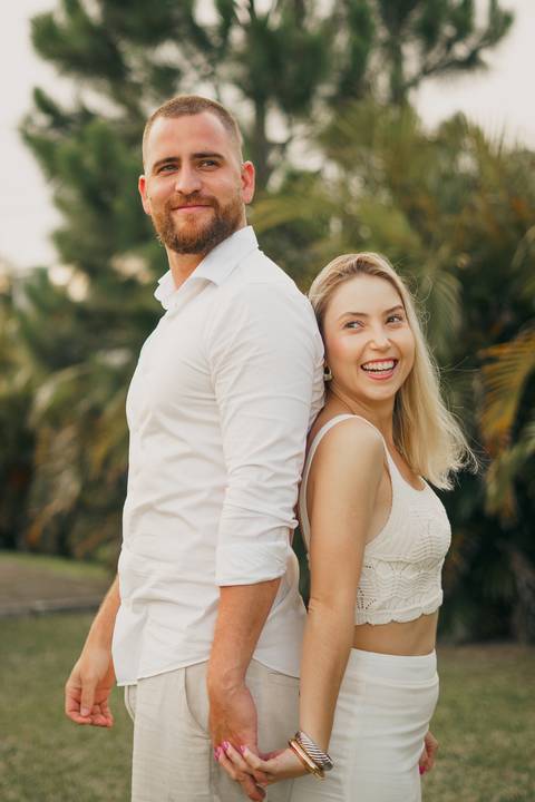 fotografo-em-osorio-felipe-lopes-fotografia-ensaio-de-casal-externo-na-natureza-com-cachorro-pet-em-tramandai-condominio-marina-park-residence'