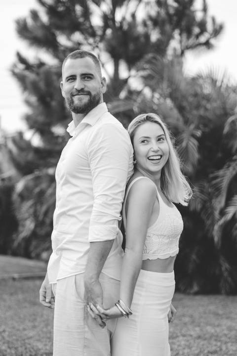 fotografo-em-osorio-felipe-lopes-fotografia-ensaio-de-casal-externo-na-natureza-com-cachorro-pet-em-tramandai-condominio-marina-park-residence'