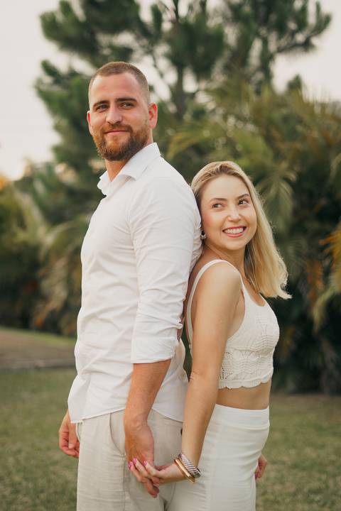 fotografo-em-osorio-felipe-lopes-fotografia-ensaio-de-casal-externo-na-natureza-com-cachorro-pet-em-tramandai-condominio-marina-park-residence'