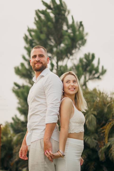 fotografo-em-osorio-felipe-lopes-fotografia-ensaio-de-casal-externo-na-natureza-com-cachorro-pet-em-tramandai-condominio-marina-park-residence'