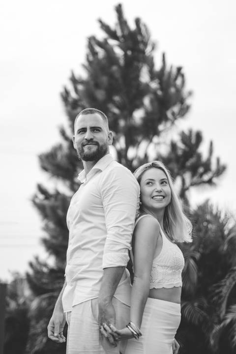 fotografo-em-osorio-felipe-lopes-fotografia-ensaio-de-casal-externo-na-natureza-com-cachorro-pet-em-tramandai-condominio-marina-park-residence'