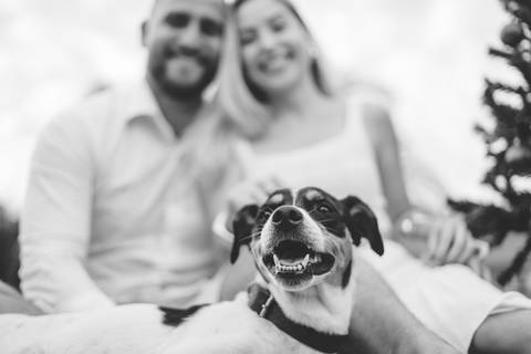 fotografo-em-osorio-felipe-lopes-fotografia-ensaio-de-casal-externo-na-natureza-com-cachorro-pet-em-tramandai-condominio-marina-park-residence'