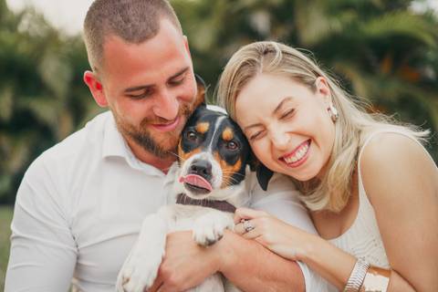 fotografo-em-osorio-felipe-lopes-fotografia-ensaio-de-casal-externo-na-natureza-com-cachorro-pet-em-tramandai-condominio-marina-park-residence'