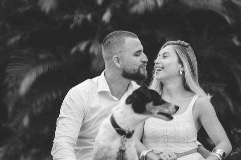 fotografo-em-osorio-felipe-lopes-fotografia-ensaio-de-casal-externo-na-natureza-com-cachorro-pet-em-tramandai-condominio-marina-park-residence'