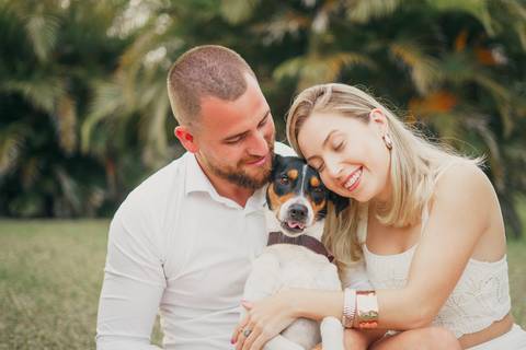 fotografo-em-osorio-felipe-lopes-fotografia-ensaio-de-casal-externo-na-natureza-com-cachorro-pet-em-tramandai-condominio-marina-park-residence'